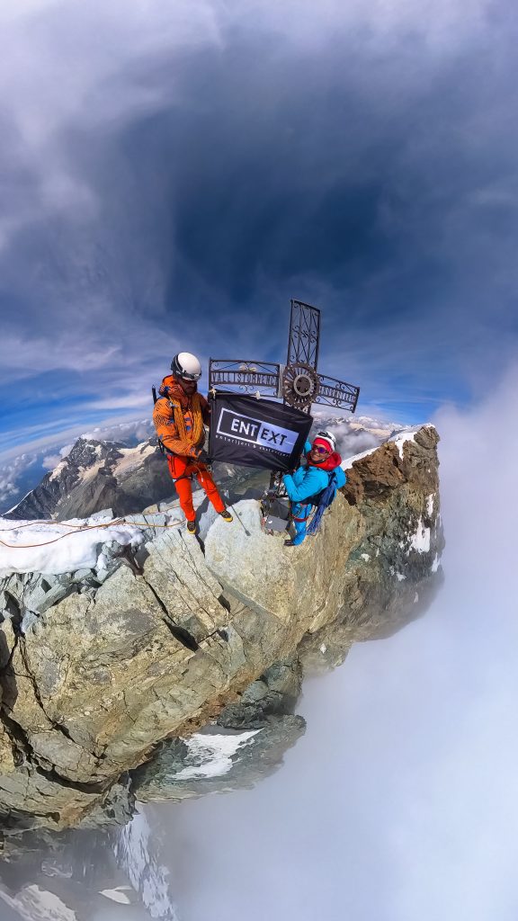 Marija Zogović i Marko Mijatović sa zastavom ENTEXT-a na Materhornu 4478m